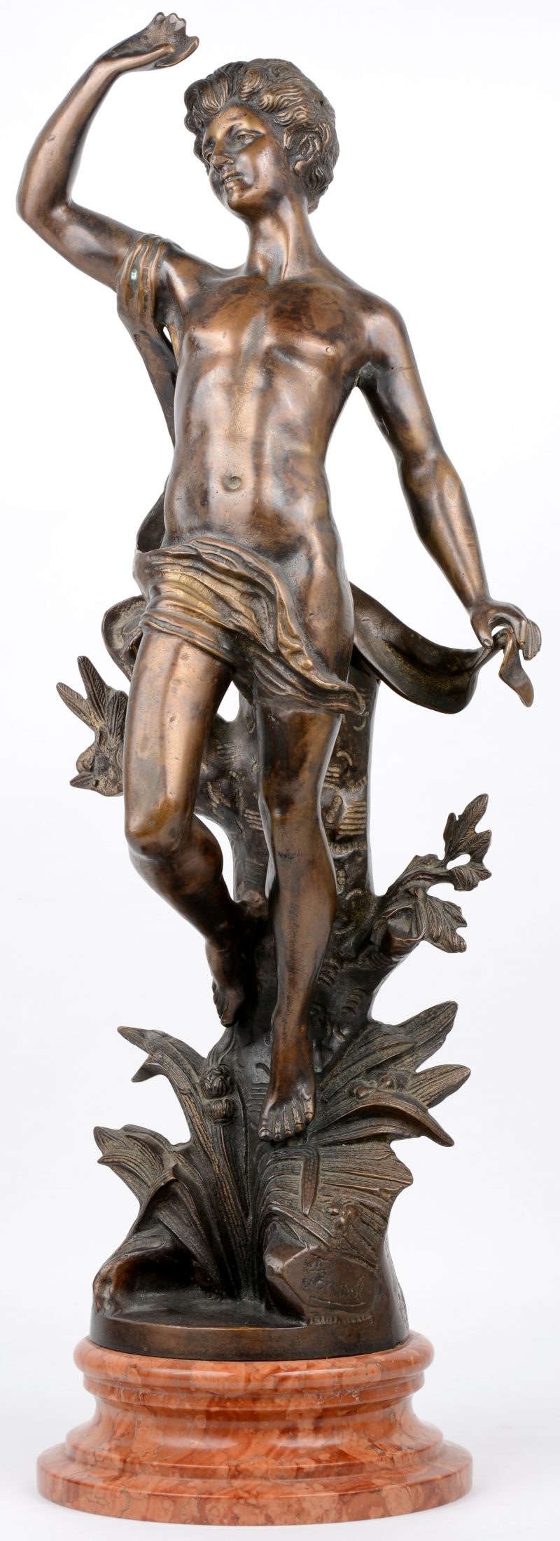 “Apollo”. Een bronzen beeld op rood marmeren sokkel.