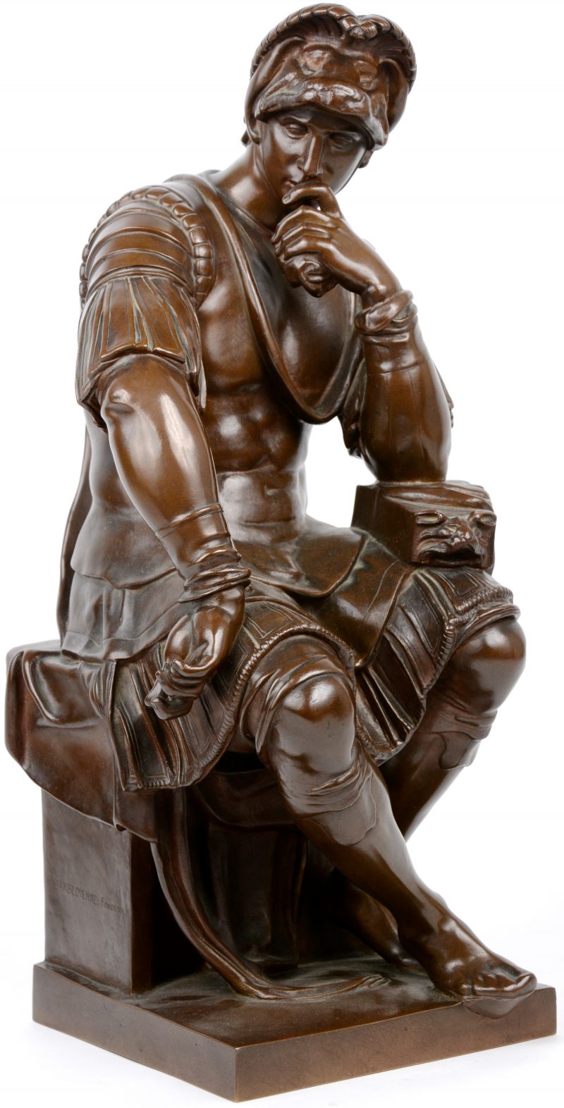 “Lorenzo di Medici”. Een bronzen beeld met donker patina naar een werk van Michelangelo. Gesigneerd en met stempel.
