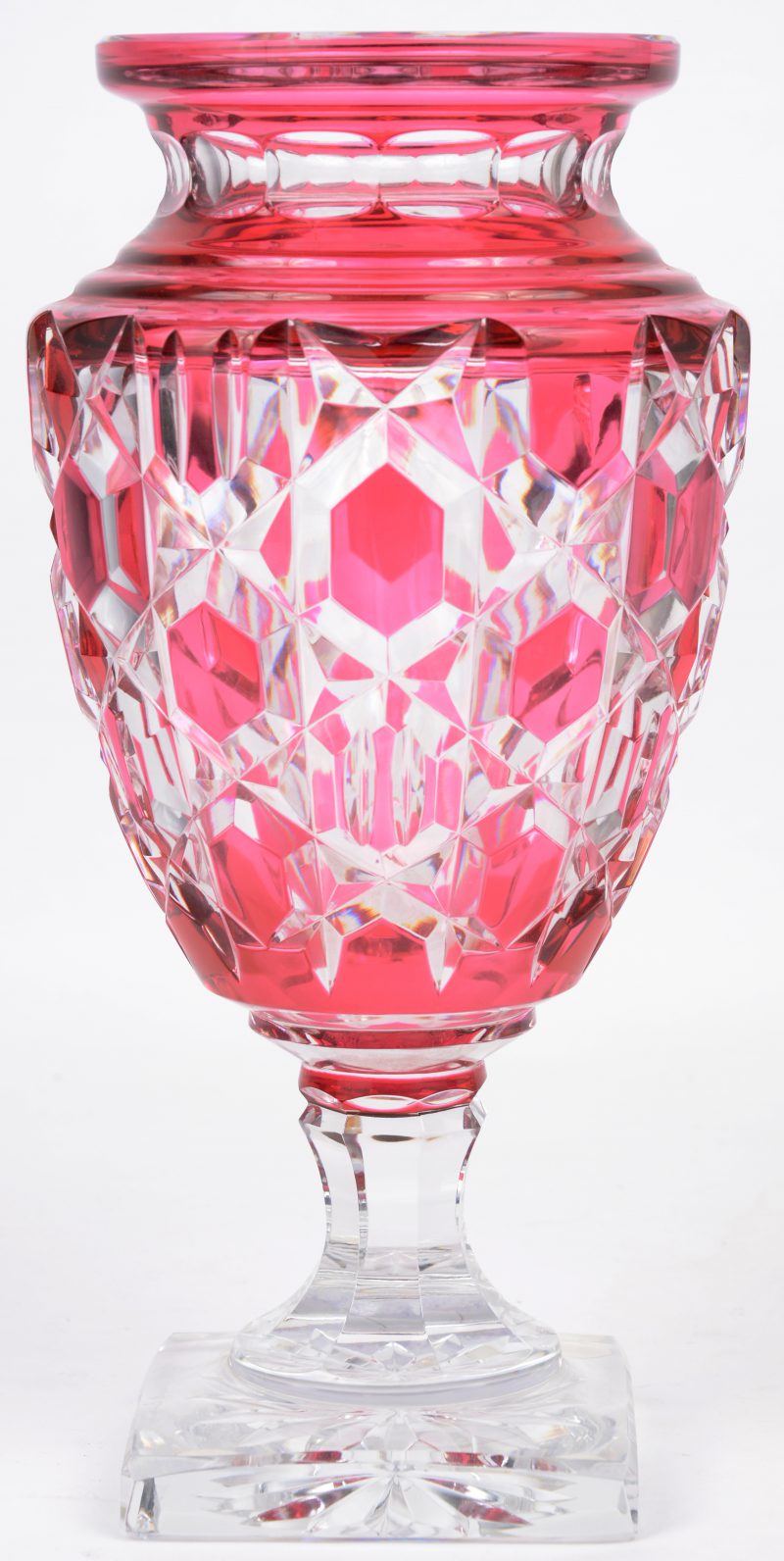 Een vaas op voet van geslepen kristal met mauve decor. Onderaan gemerkt en genummerd 136/150. Gaaf.