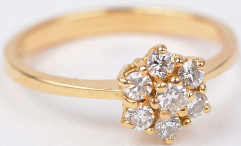 Een 18 karaats geel gouden ring bezet met diamanten met een gezamenlijk gewicht van ± 0,45 ct.