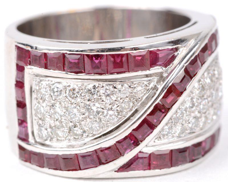 Een 18 karaats wit gouden ring bezet met diamanten met een gezamenlijk gewicht van ± 1,50 ct. en robijnbaguetten met een gezamenlijk gewicht van ± 0,90 ct.