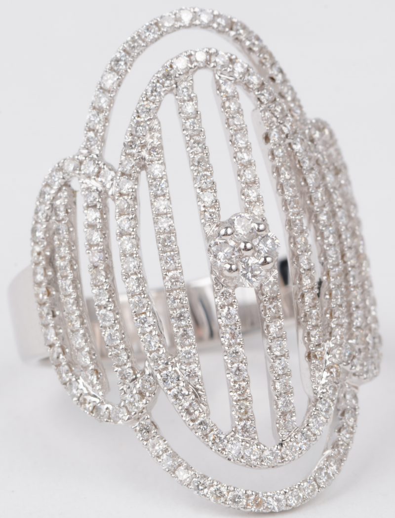 Een 18 karaats wit gouden ring bezet met diamanten met een gezamenlijk gewicht van ± 1,30 ct.