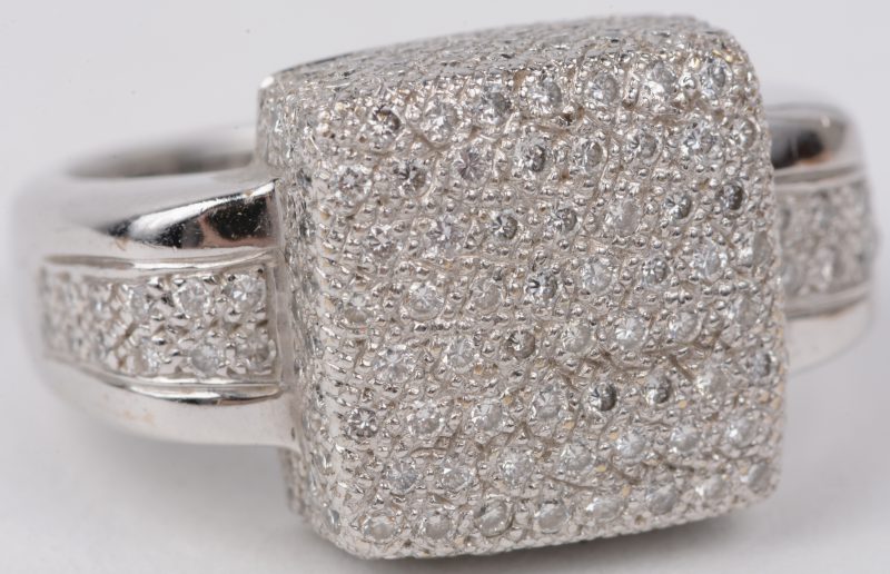 Een 18 karaats wit gouden ring bezet met diamant met een gezamenlijk gewicht van ± 1 ct.