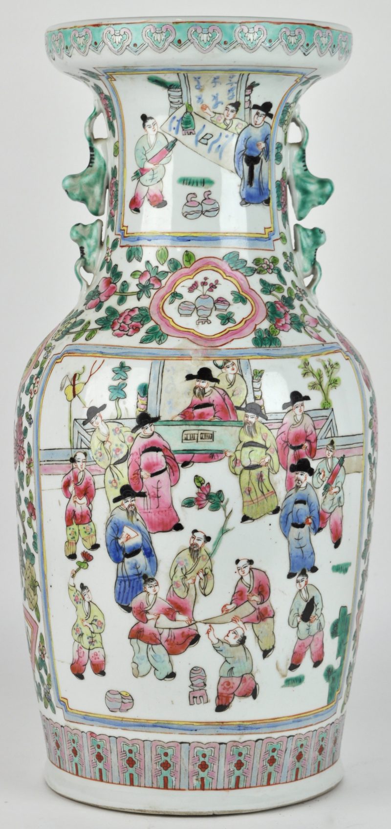 Een balustervaas van Chinees porselein met een famille rose decor van personages in een interieur. Restauraties.
