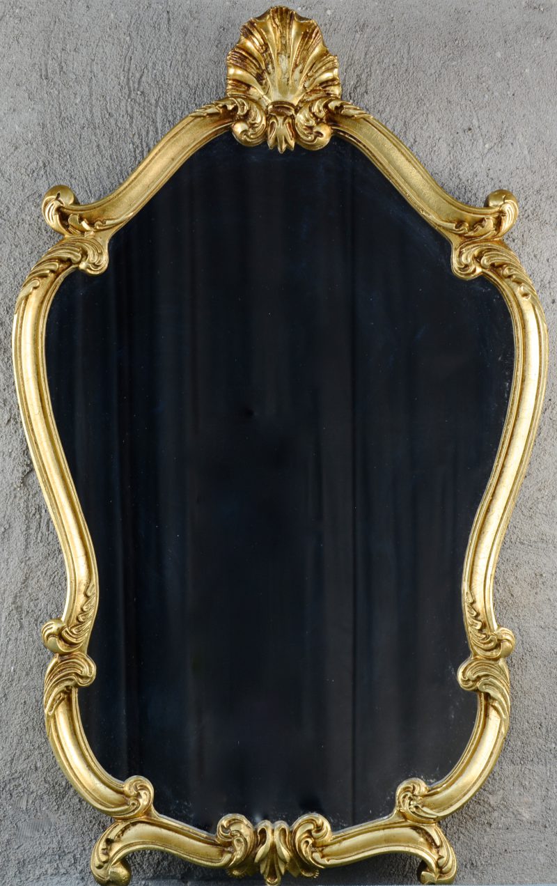Een vergulde spiegel in Lodewijk XV-stijl.