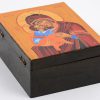 Een houten doosje versierd met                        en vier diverse kleine iconen. Recent werk.