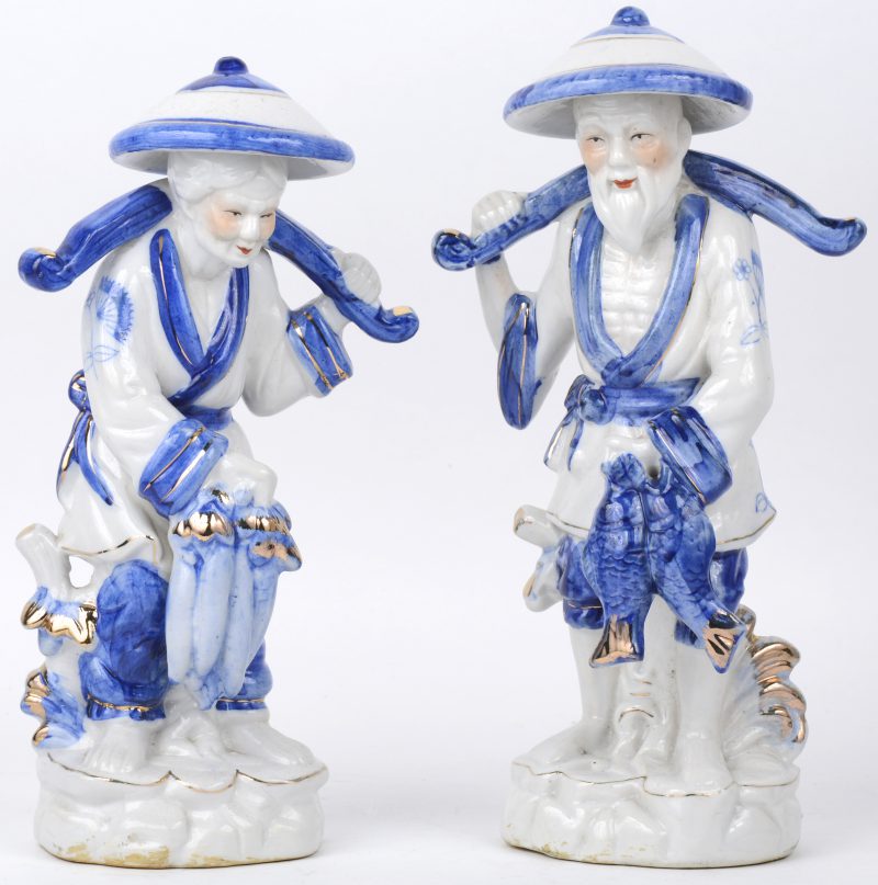 “Marktkramerskoppel”. Twee beelden van blauw en wit porselein met vergulde en gepolychromeerde details.