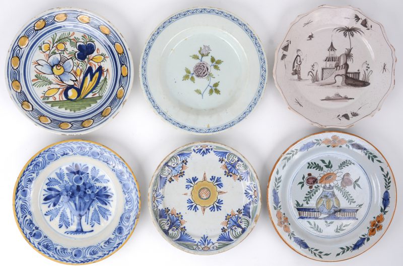 Een lot van zes borden van Hollands aardewerk. XVIIIe en XIXe eeuw.