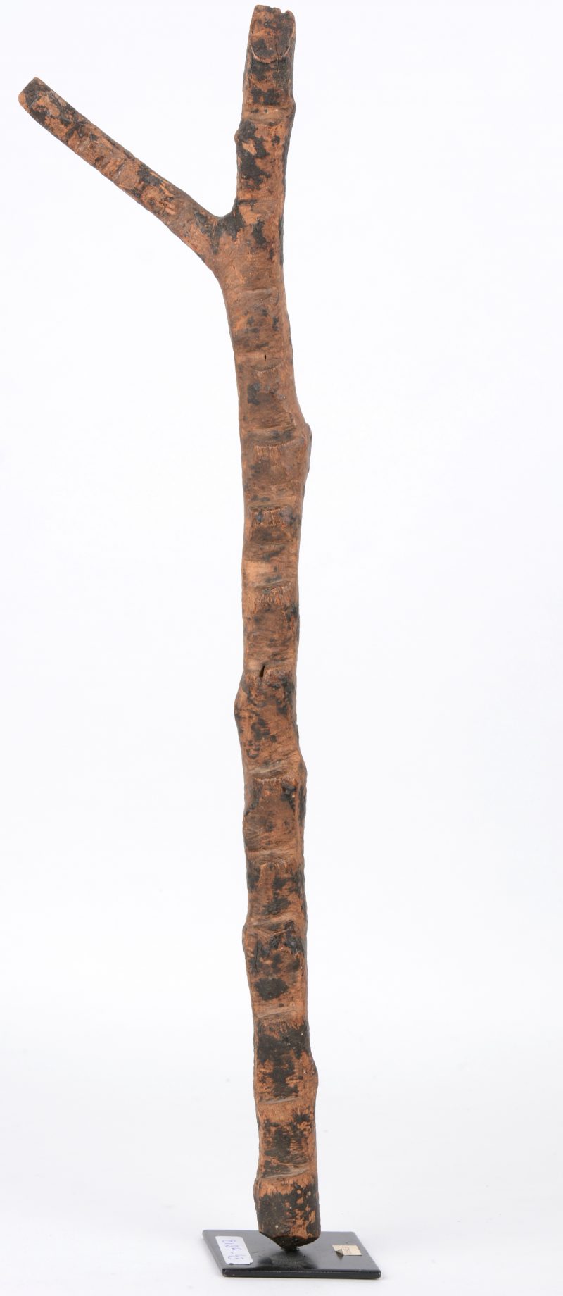 Een Afrikaans houten voor werp op een metalen voetstukje. Vermoedelijk Ethiopië.