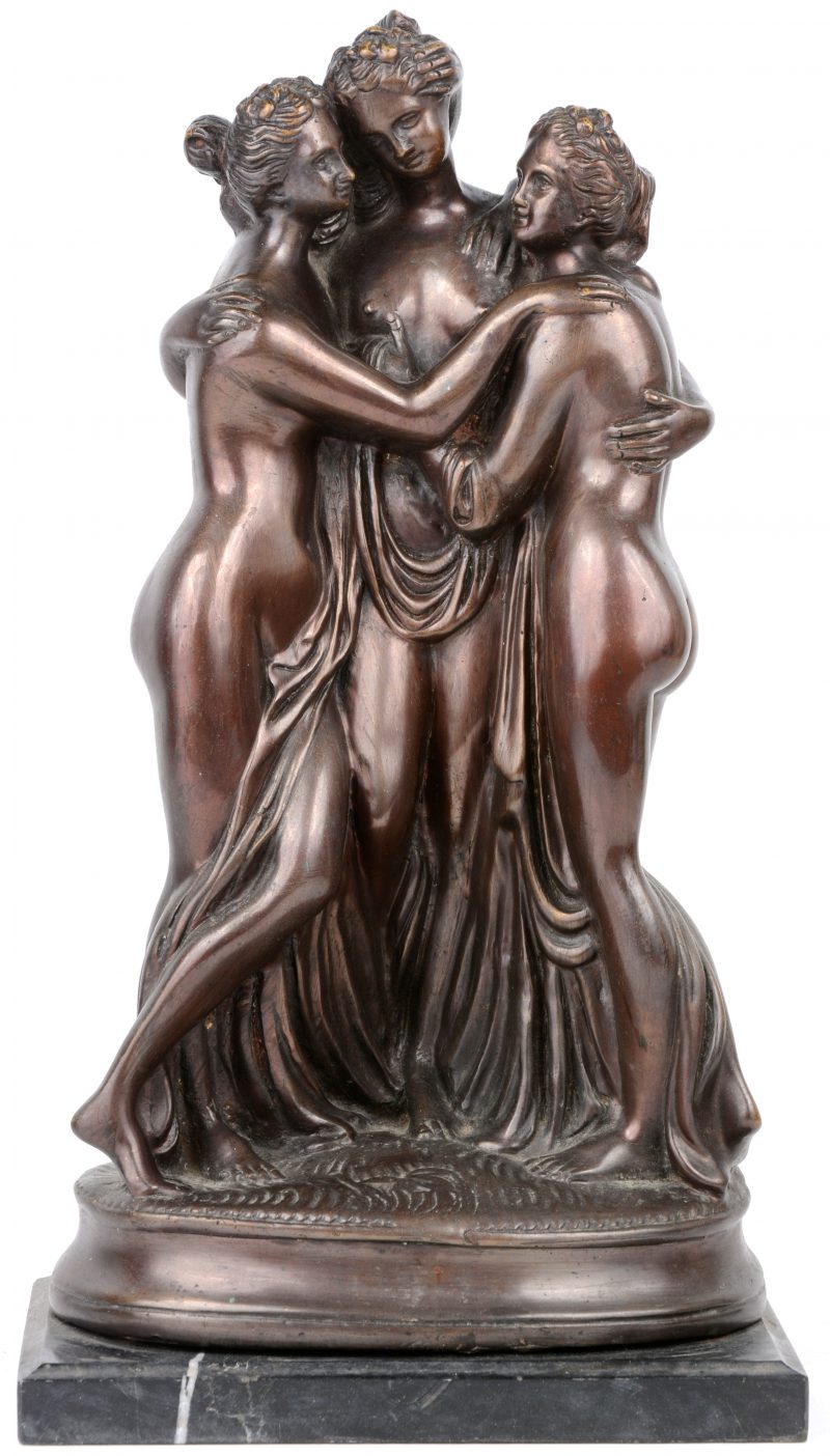 “De Drie Gratiën”. Een bronzen beeld op arduinen sokkel. Gemonogrammeerd M.D.