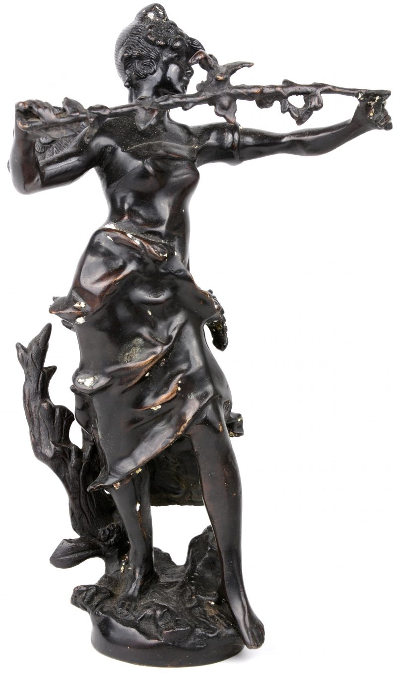 “Engel met vogel”. Een beeld van zwartgepatineerd brons.