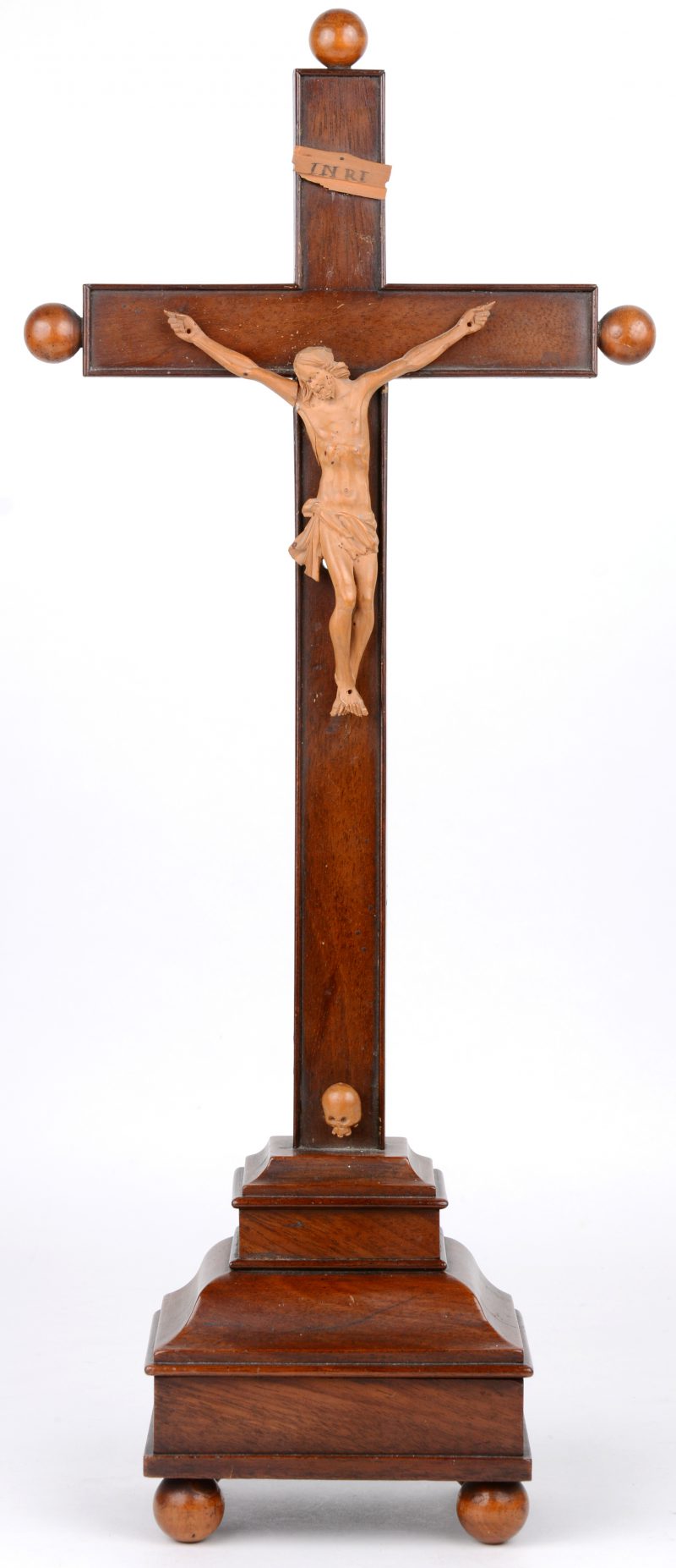 Een XIXe eeuws kruisbeeld van gefineerd hout met een gesculpteerd lindenhouten Corpus.