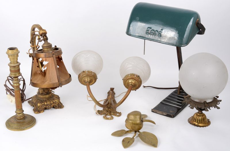 Een lot van vier verschillende oude bronzen lampen, een oude metalen bureaulamp en een bronzen doosje in de vorm van een appel aan een tak.