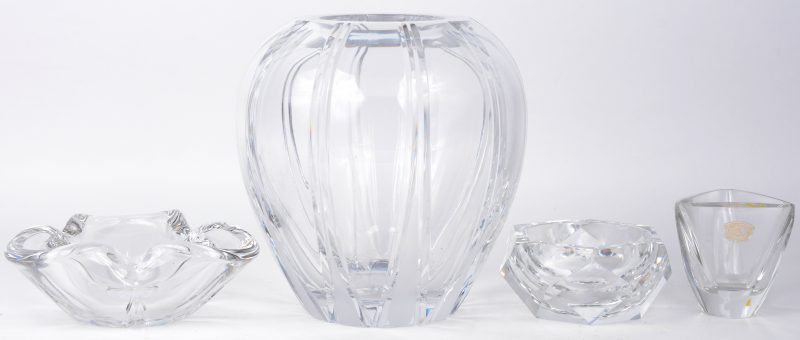 Een lot kleurloos kristal, bestaande uit een vaas, een driehoekig vaasje en twee verschillende asbakken. De drie laatsen gemerkt van Val St. Lambert.