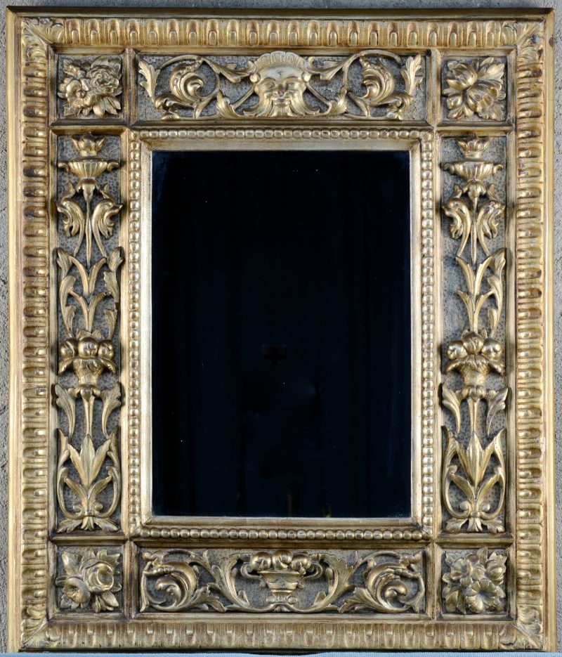 Een rechthoekige spiegel in verguld houten kader. XIXe eeuw.