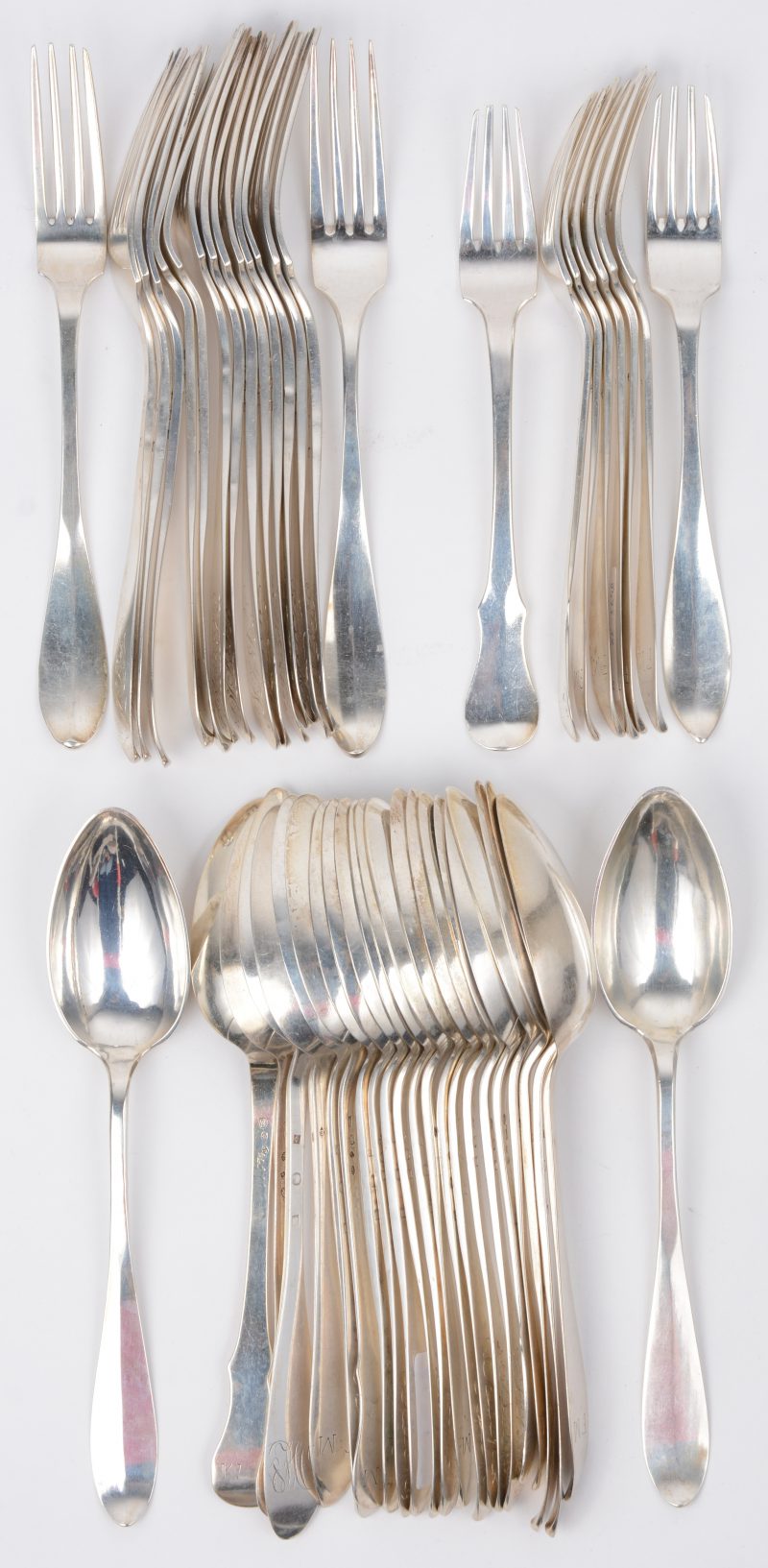 Een lot zilveren bestek, bestaande uit 23 lepels en 23 vorken. Verschillende keuren, waaronder Delheid.