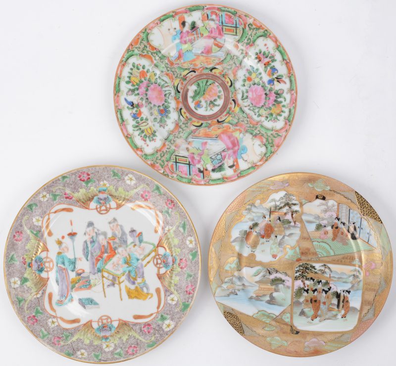 Een lot van drie borden van meerkleurig Aziatisch porselein, waarbij één van Cantonporselein, één met personages en een Japans bord met een decor van Geisha’s in een landschap. Het laatste onderaan gemerkt.