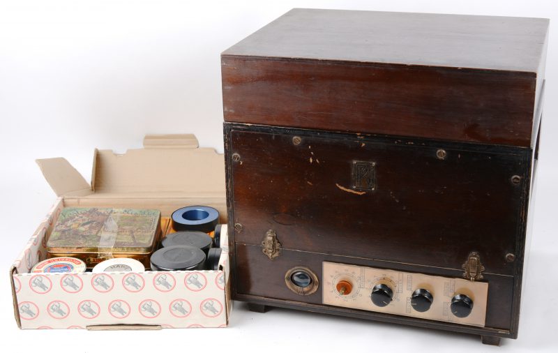 Een oud staaldraad opnametoestel met een heel aantal spoelen met opnames. Belgische makelij.