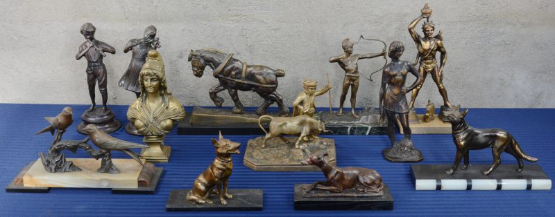 Een lot van diverse bronzen, koperen en zamakken beeldjes.