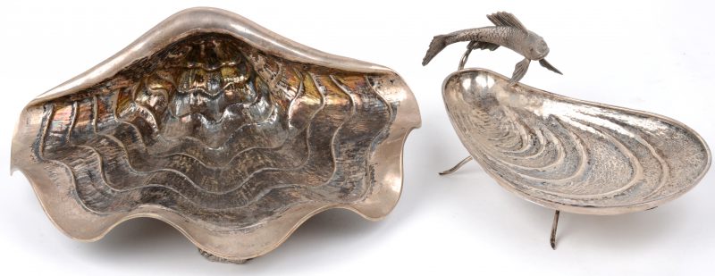 Een schelpvormige schaal en een vide-poche in de vorm van een mosselschelp met een vis. Beide 900‰ zilver. Japans werk. 274,5 + 571 gram.