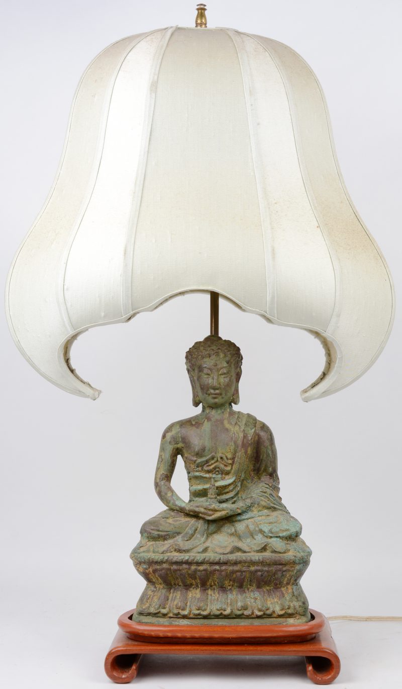 Een zittende Boeddha van brons. Op lampvoet.