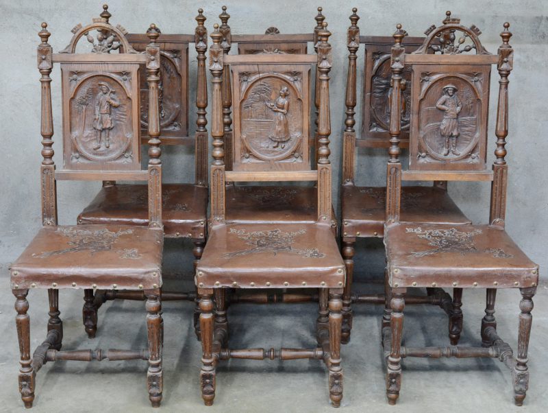 Een reeks van zes gebeeldhouwd houten stoelen met personages in de rug en met een zit van gedreven leder met een griffioen. Diverse manco’s. XIXe eeuw.