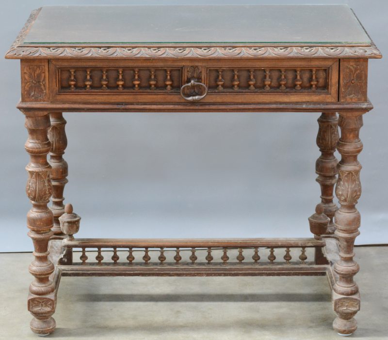 Een kleine tafel van gebeeldhouwd eikenhout in renaissancestijl.