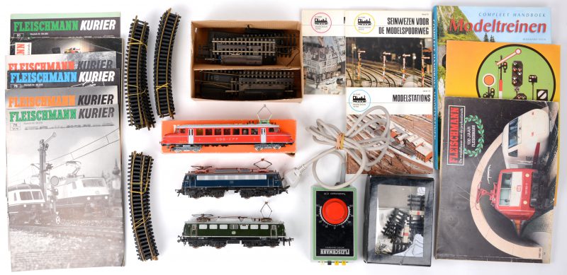 Een lot modeltreinen en toebehoren voor spoortype HO, bestaande uit twee elektrische locomotieven van de Duitse spoorwegen, een transformator, een 30-tal sporen en een aantal catalogi en handboeken. We voegen er een locomotief van het merk Kleinbahn aan toe.