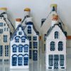 Een lot flesjes van Delfts porselein in de vorm van huisjes, gevuld met jenever van Bols. Uitgegeven door KLM Business Class. 37 stuks, enkelen leeg.