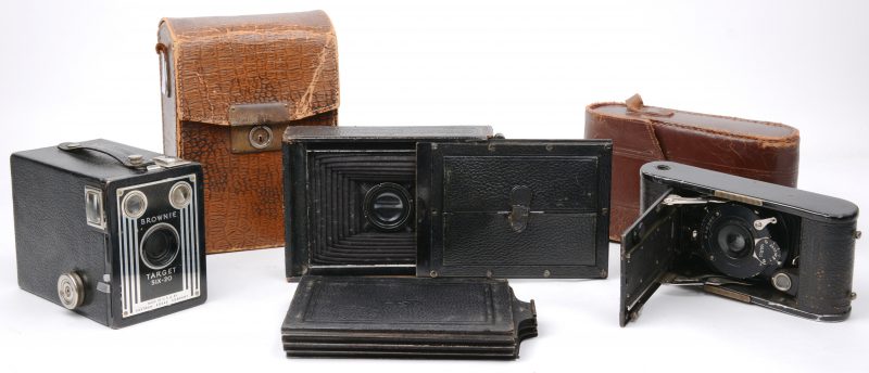 Een lot van drie oude camera’s, periode 1912 - 1955:- Goerz Taro Tenax met tas en plaathouder.- Talbot, Berlijn. Met tas- Kodak Brownie SIX-20.Allen in werkende toestand en de balgen in goede staat.