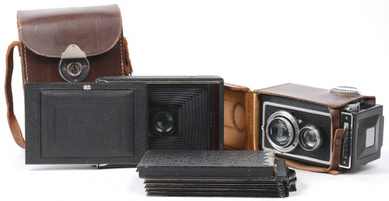 Twee Zeiss Ikon camera’s periode 1927:- Taxo 126 met tas en plaathouders.- Iko Flex twee-ogig. Met tas.Werkende toestand.