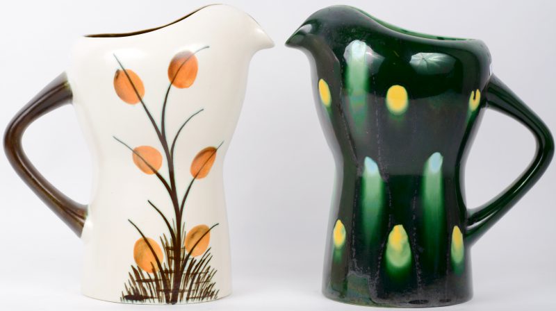 Twee designkruiken van meerkleurig aardewerk. Jaren ‘60.