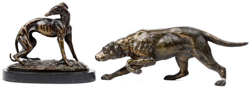 Twee hondjes in brons.