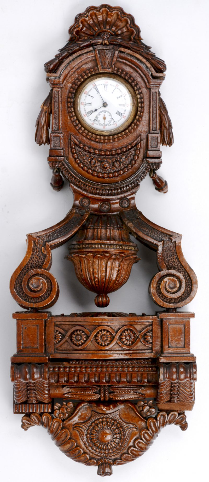 Een gebeeldhouwd houten horlogehouder met een metalen zakhorloge. Napoléon III.