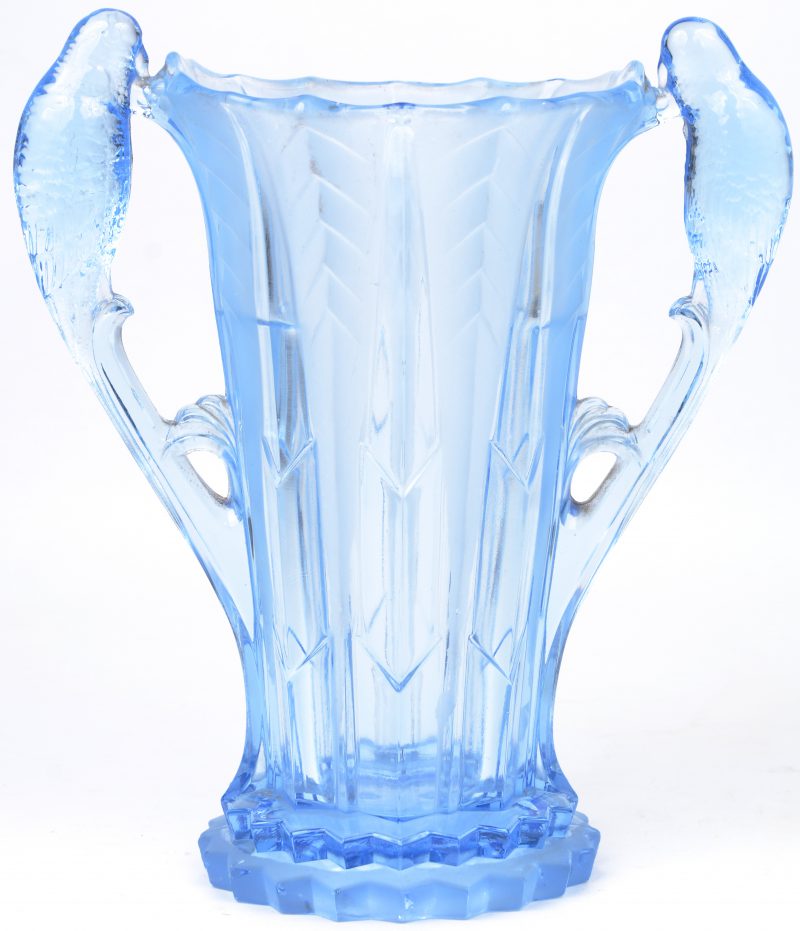 Een art deco vaas van deels gesatineerd blauw glas, versierd met twee papegaaien.