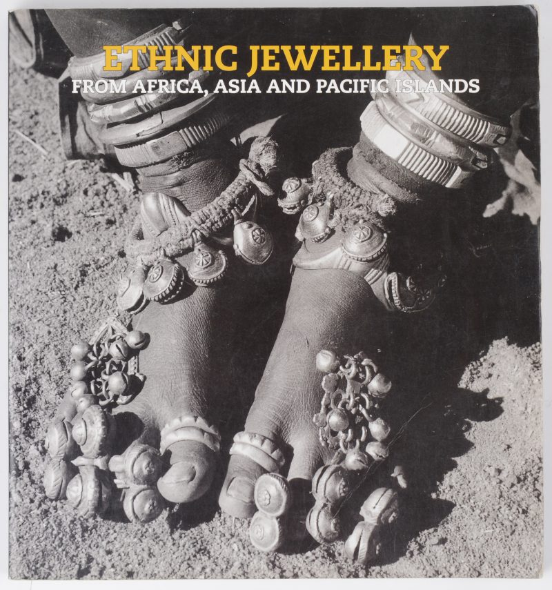 “Ethnic jewelery from Africa, Asia and Pacific islands”. Ed. The Pepin Press. Amsterdam, 2008.