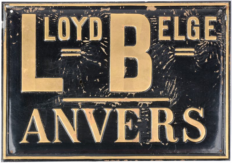Een oud metalen wandplaatje met opschrift “Lloyd Belge - Anvers”. Omstreeks 1950.
