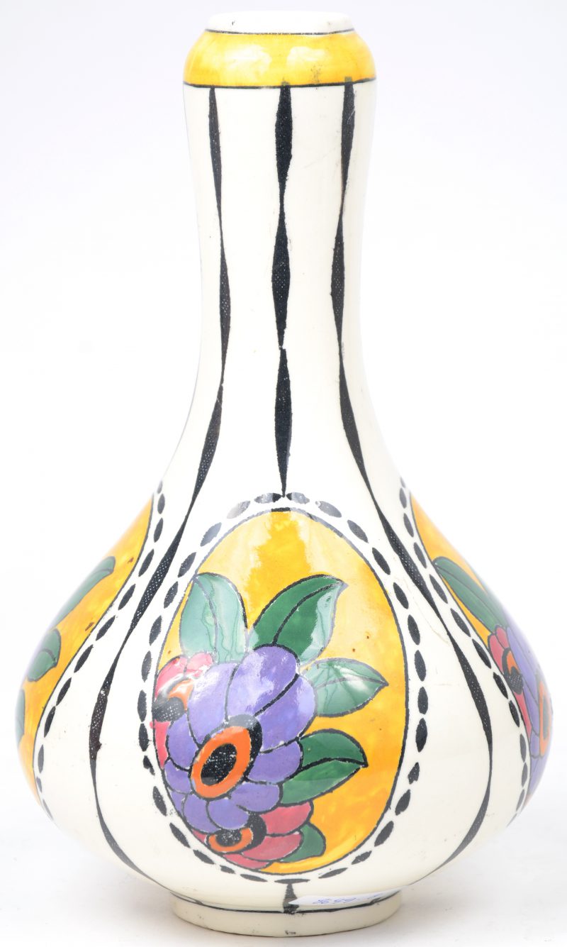 Een art deco vaasje vaan meerkleurig aardewerk, versierd met een bloemendecor naar ontwerp van Catteau. No. D781. Onderaan gemerkt.
