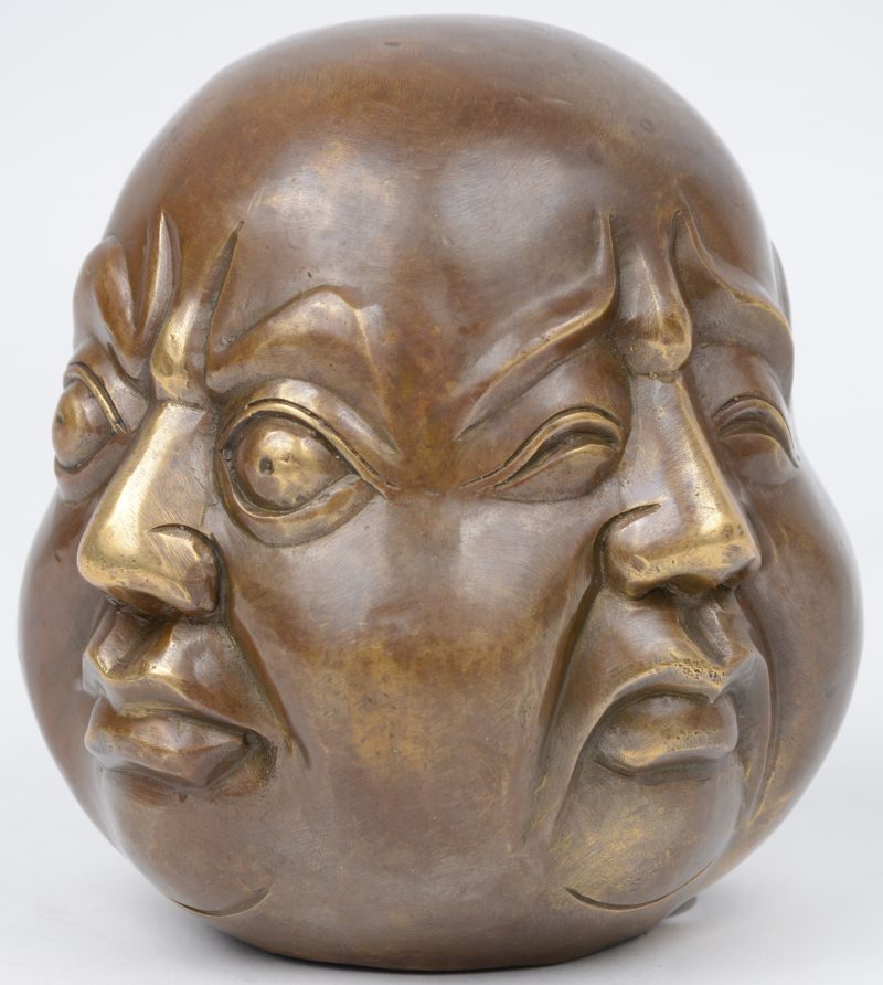 Een bronzen Boeddhahoofd met vier gezichten. Onderaan gemerkt.