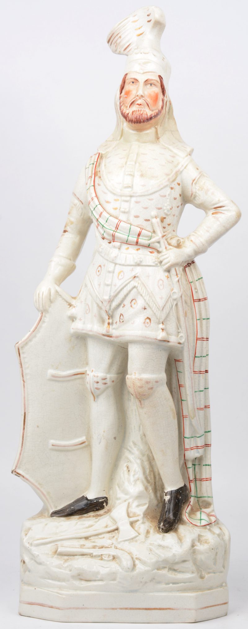 “Schotse ridder.” Een beeld van Staffordshire aardewerk met polychrome toetsen.