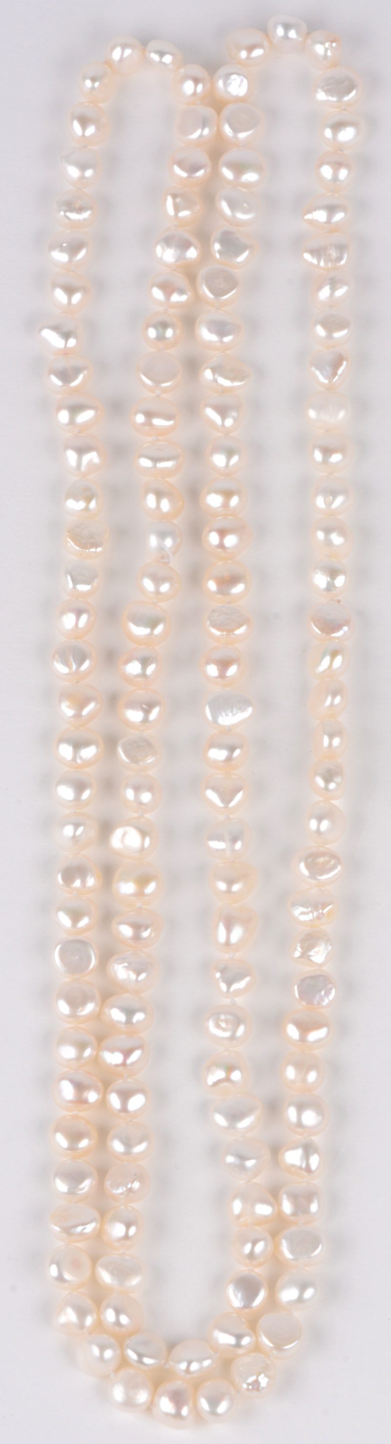 Een lange halssnoer van witte parels.