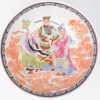 Een bowl van meerkleurig Chinees porselein met een decor van personages. Onderaan gemerkt. Met houten sokkel.