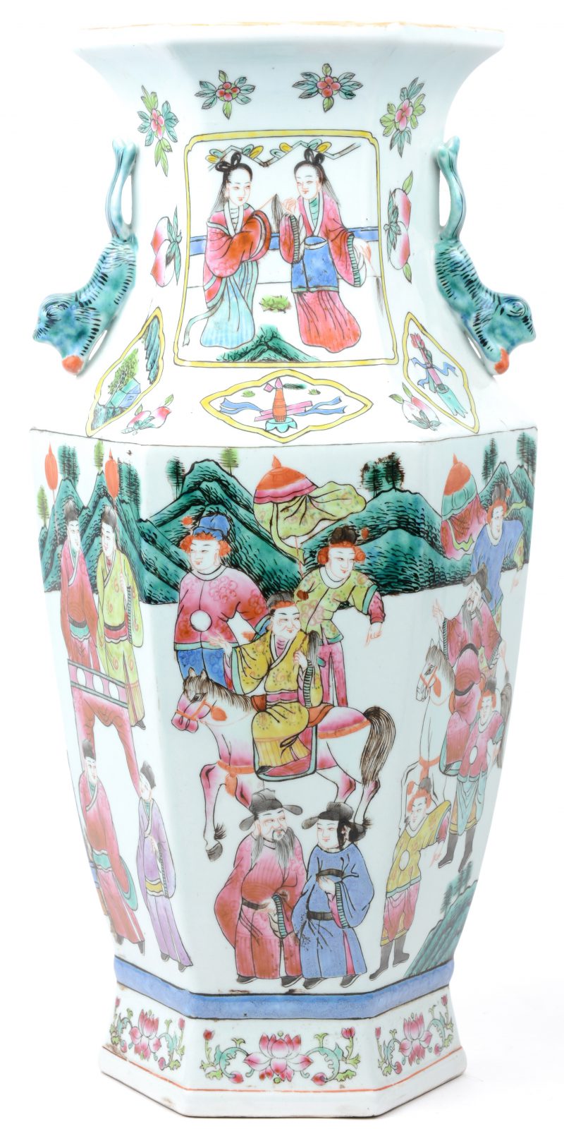 Een vaas van Chinees porselein met een famille-rosedecor van personages.