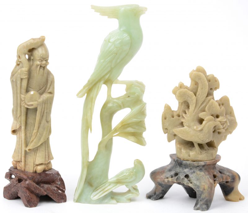 Een lot gesculpteerde Chinese beeldjes, waarbij twee in de vorm van een paradijsvogel en één in de vorm van een oude wijze. De laatste twee van speksteen en de eerste van jade.
