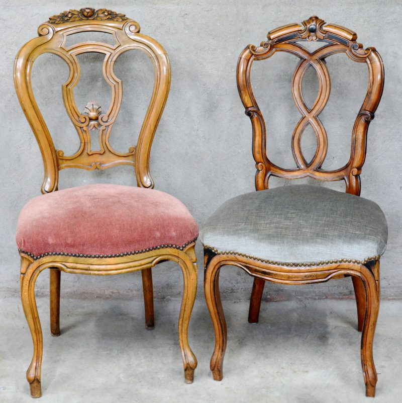 Een paar gebeeldhouwde stoelen in Louis-Philippestijl, bekleed met resp. roze en grijsblauw fluweel.