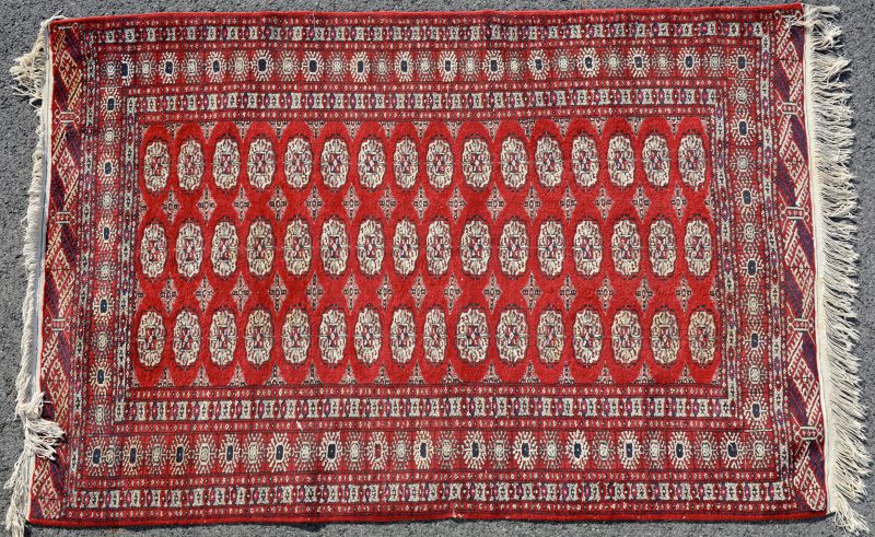 Een handgeknoopt Oosters wollen tapijtje.