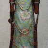 Een Guan Yin van cloisonné op brons, versierd met florale motieven. XIXe eeuw.