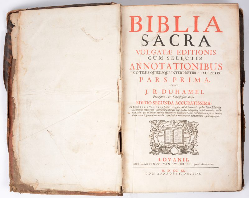 “Biblia sacra”. Een oude Leuvense bijbel uit 1740 in lederen kaft. Met talrijke oude gravures. Kaft in slechte staat.