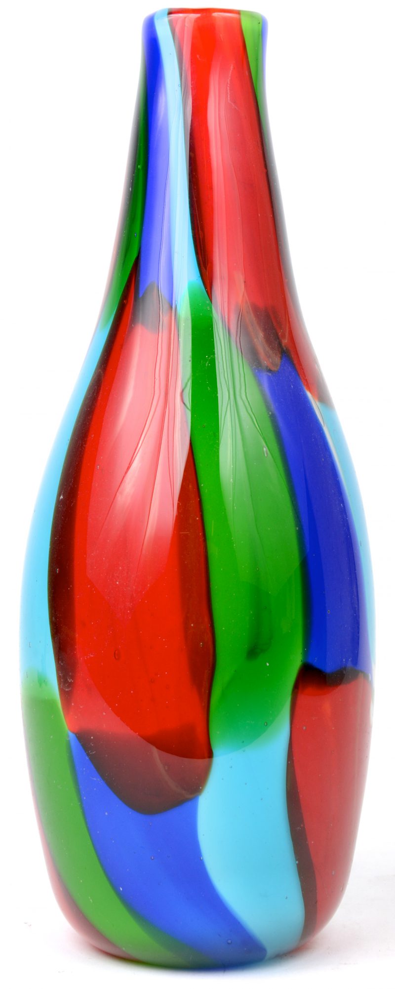Een flesvaas van Muranoglas in blauw, groen en rood.