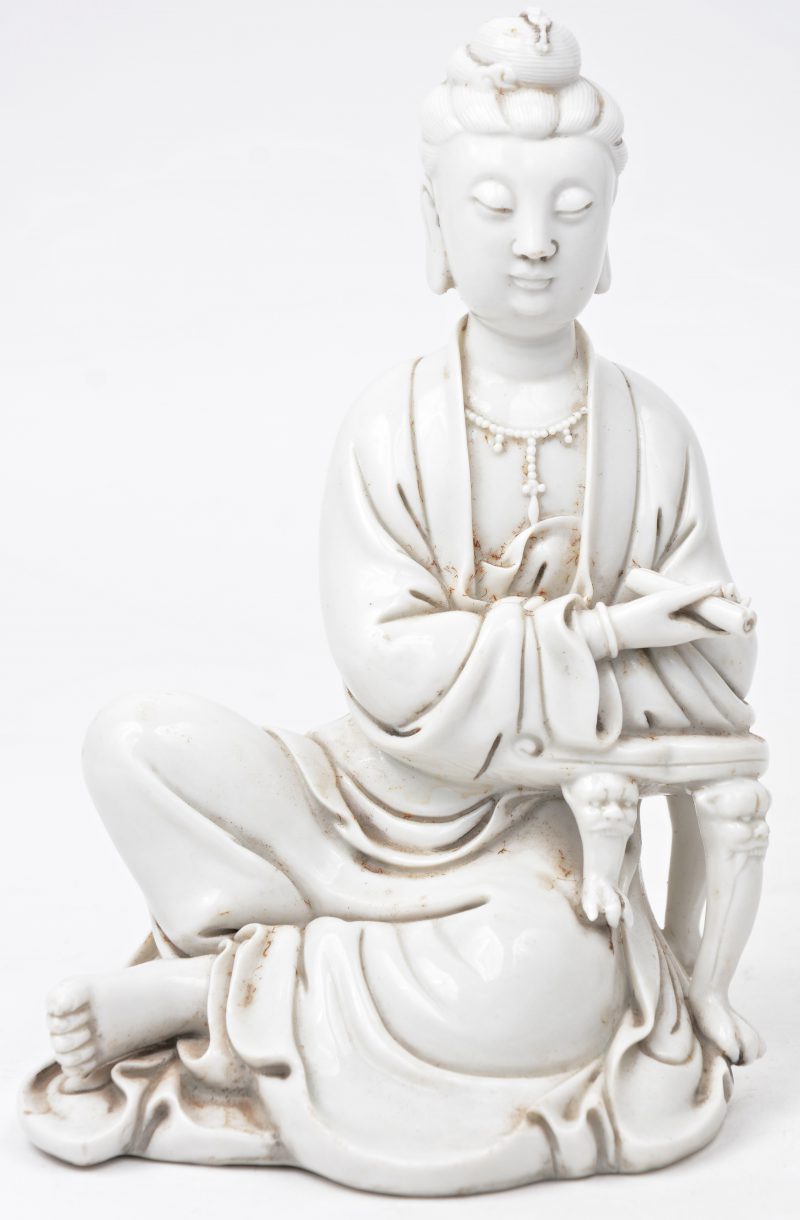Een zittende figuur met scroll van monochroom wit porselein in de stijl van het blanc de Chine. Achteraan gemerkt.